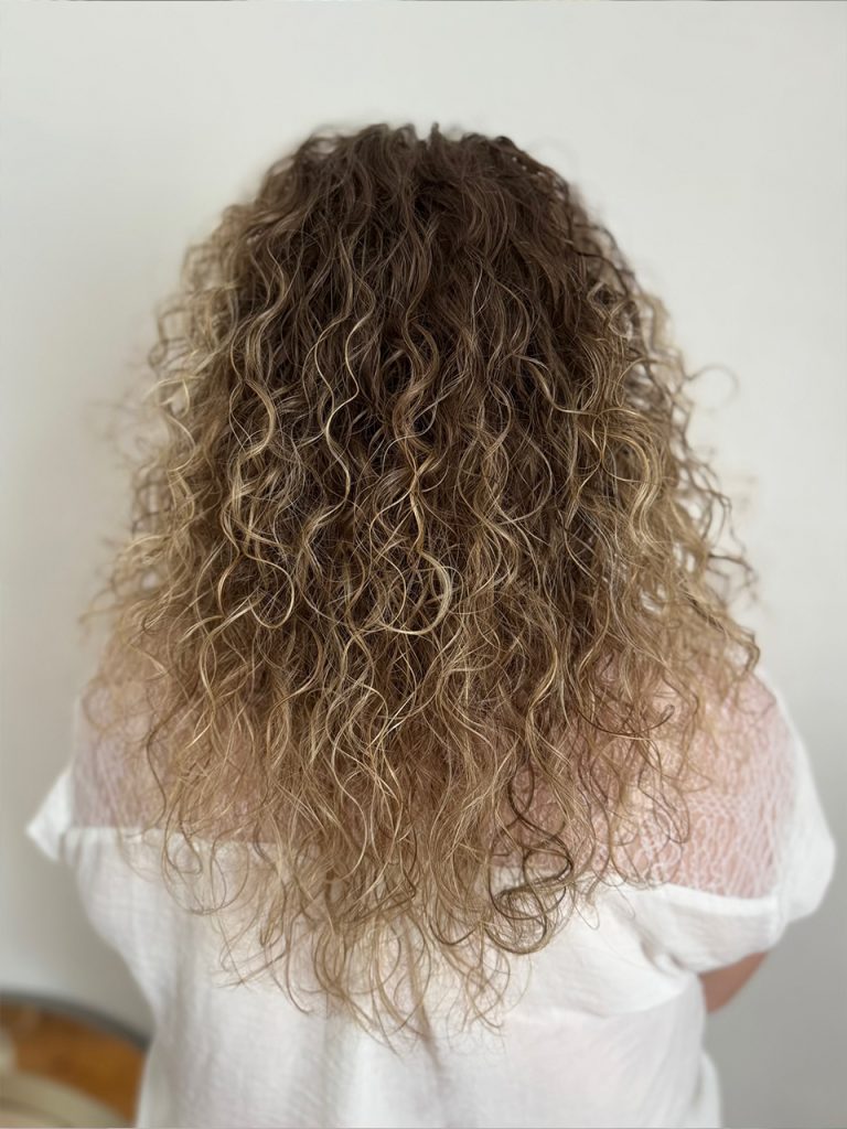 coiffeuse curly hair