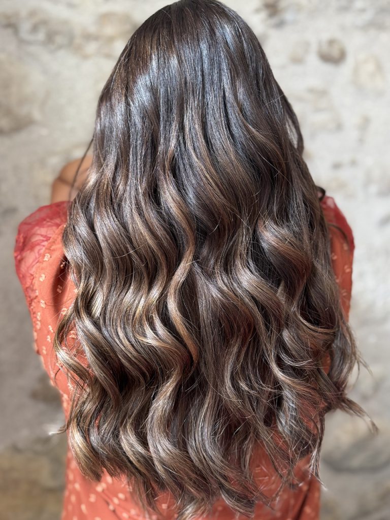 coiffeuse curly hair