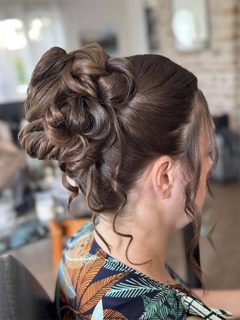 chignon coiffeuse evenement